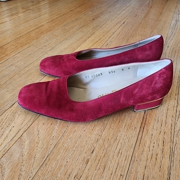 Salvatore Ferragamo Business Casual Red Suede Pump 1" Heel with Gold Detail sz6 - Picture 3 of 6